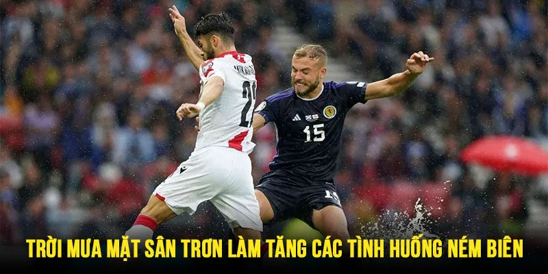 Các trận đấu có thời tiết bất lợi như mưa, tuyết khiến sân trơn, bóng dễ mất kiểm soát và ra biên nhiều hơn