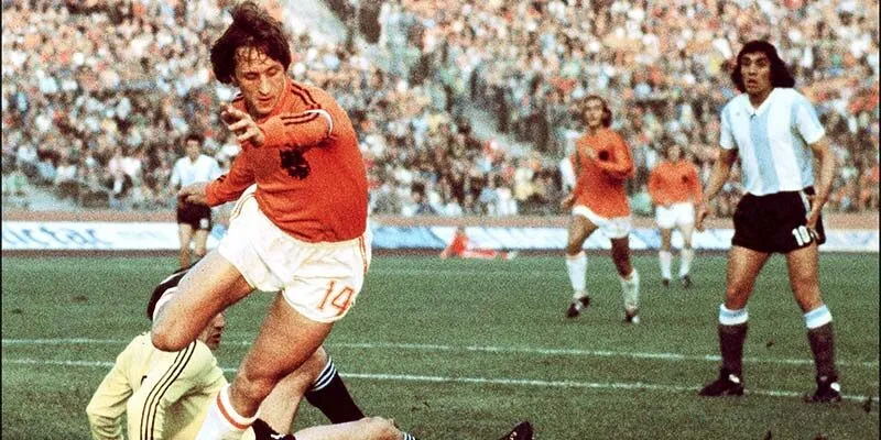 Johan Cruyff - Cầu thủ chắc chắn phải có tên trong top 5 cầu thủ vĩ đại nhất lịch sử